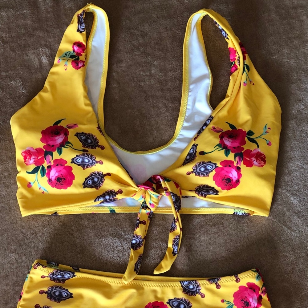 Bikini - Picture 2 of 4